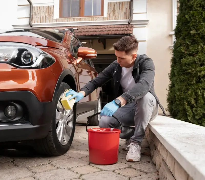 Lavage auto à domicile Treban : professionnel intervenant sur un véhicule